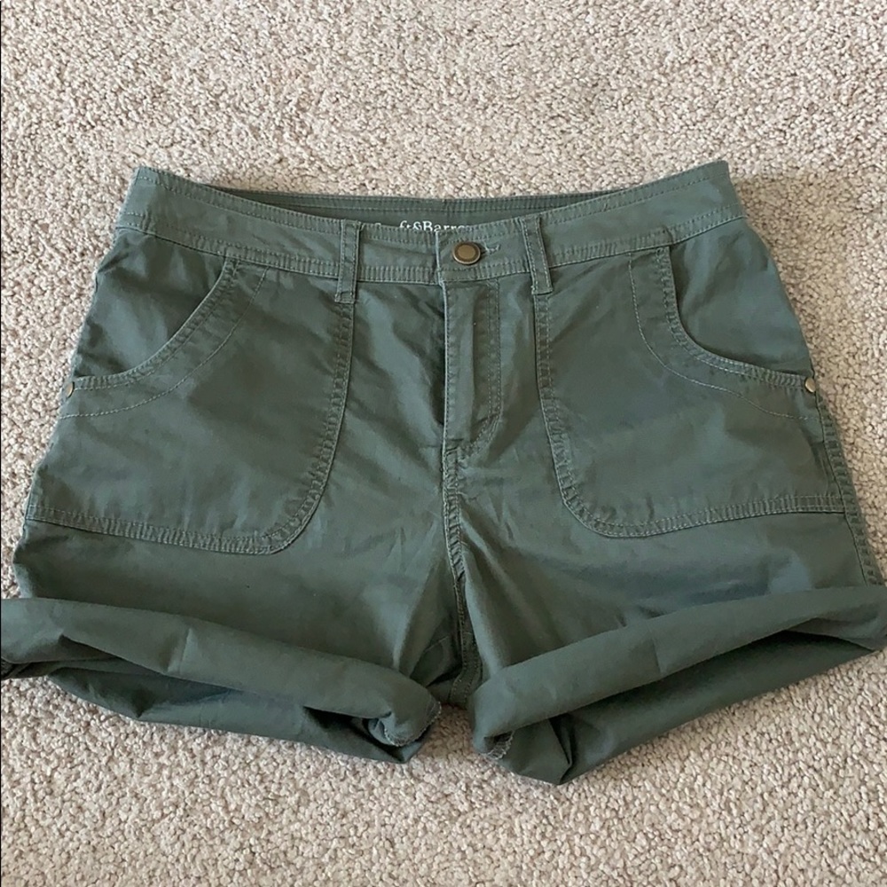 Croft & Barrow Classic Fit Shorts (stretch) - sz 6